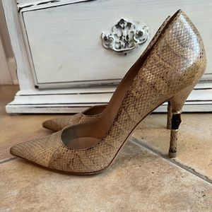 Gucci beige snakeskin leather. Size 8.5 B. Pointed toe. 4" Heel